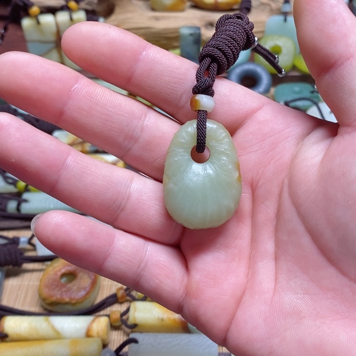 蛇纹石玉挂件未镶嵌