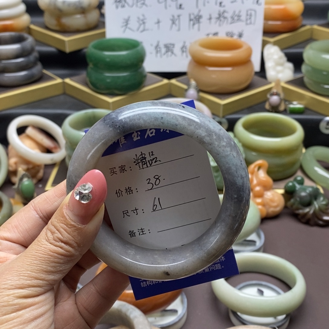 精***卖石英岩玉未镶嵌手镯