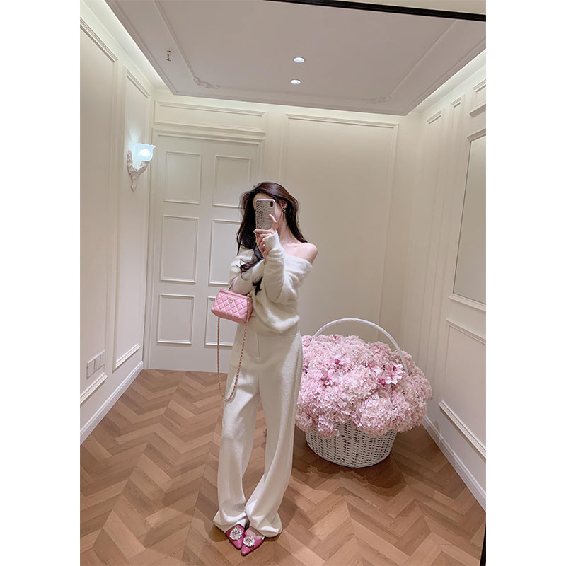 法式奶白宽松简约毛衣女慵懒风一字肩软糯针织露肩上衣宽松裤子