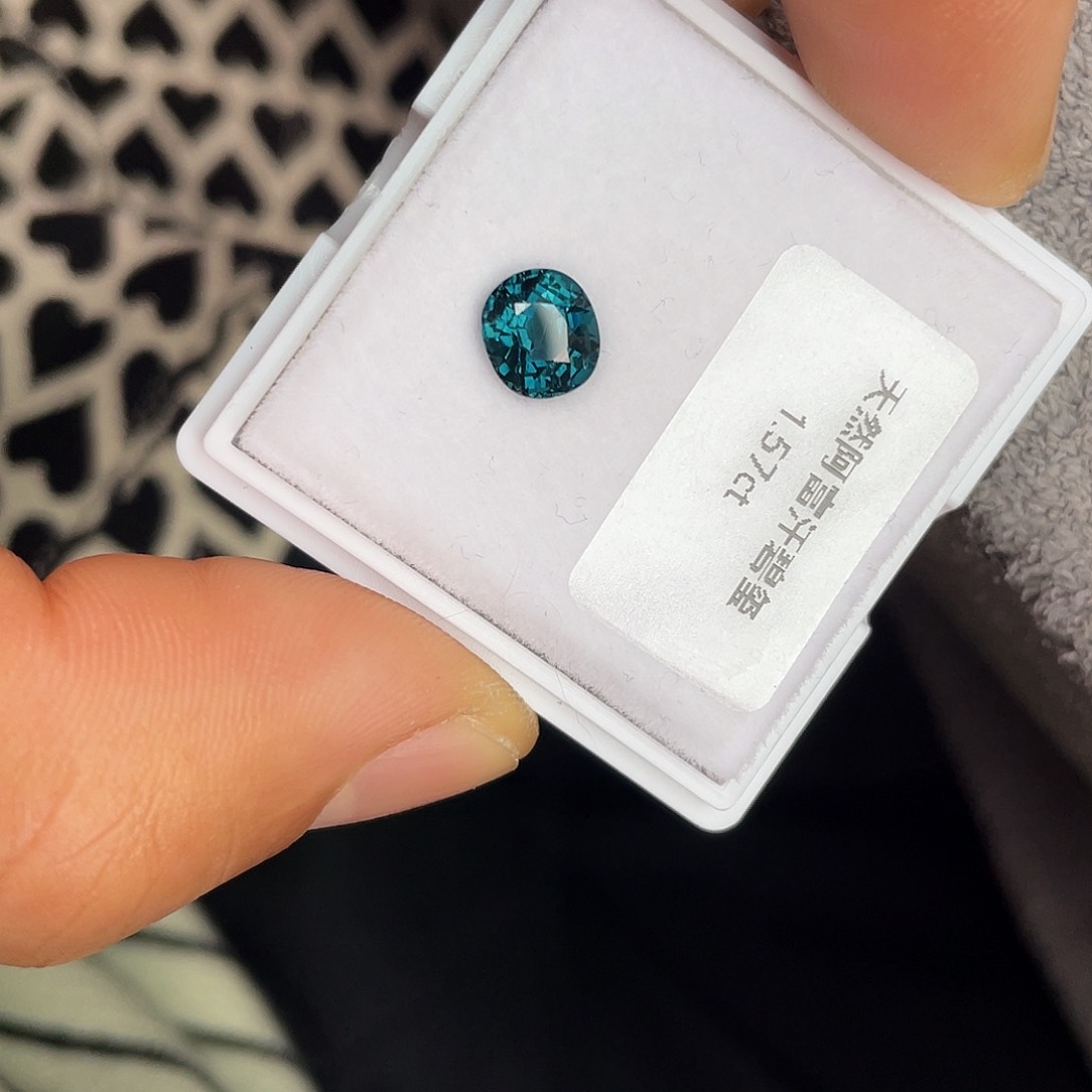 碧玺裸石未镶嵌1.57Ct。  