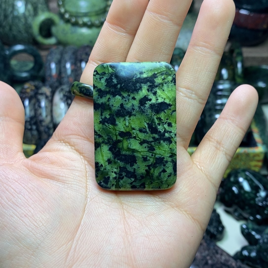 垚***森未镶嵌蛇纹石玉吊坠