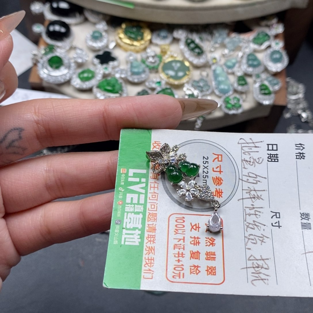 翡翠颈饰未镶嵌翡翠