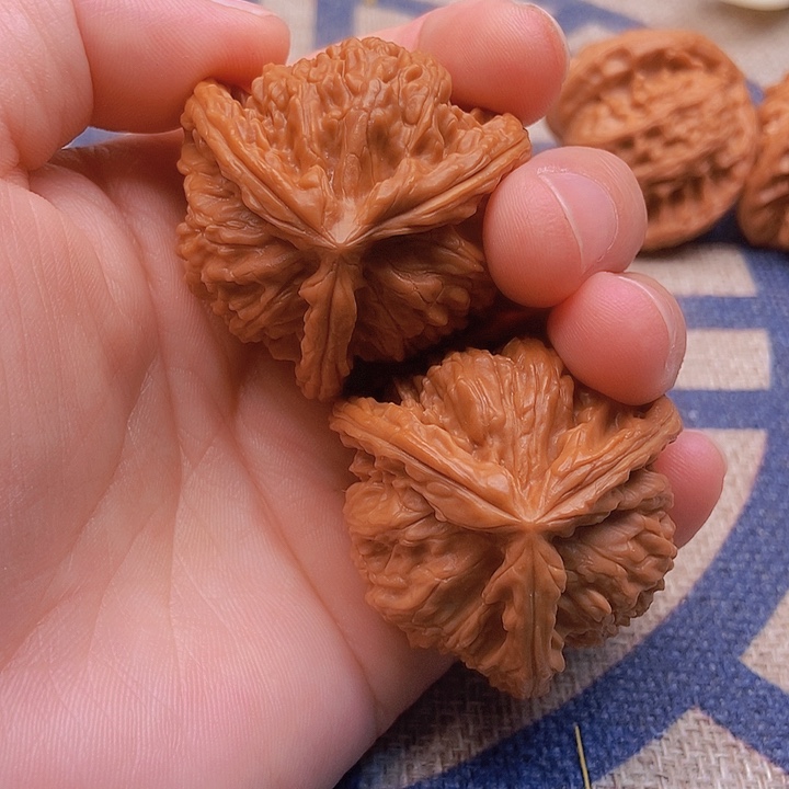 吊坠文玩核桃稳**。三棱