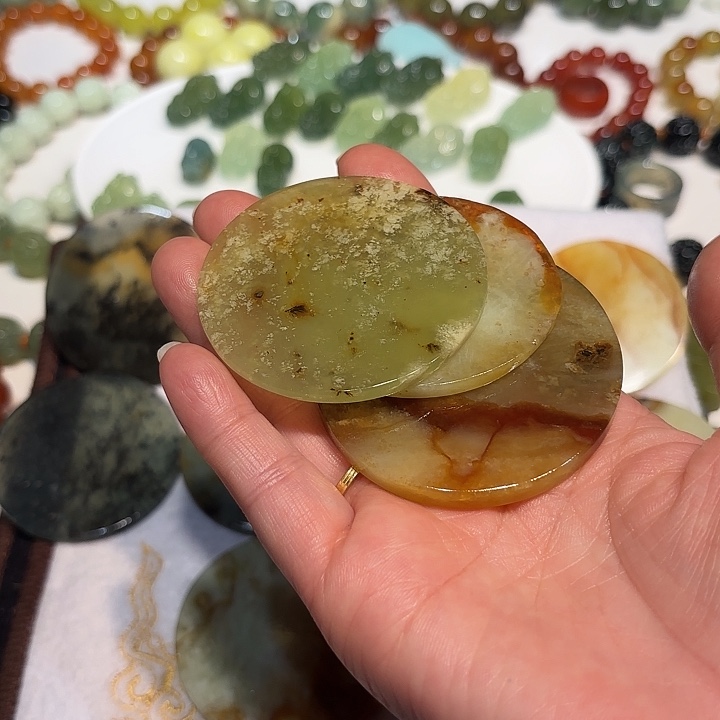 叶***可蛇纹石玉未镶嵌吊坠