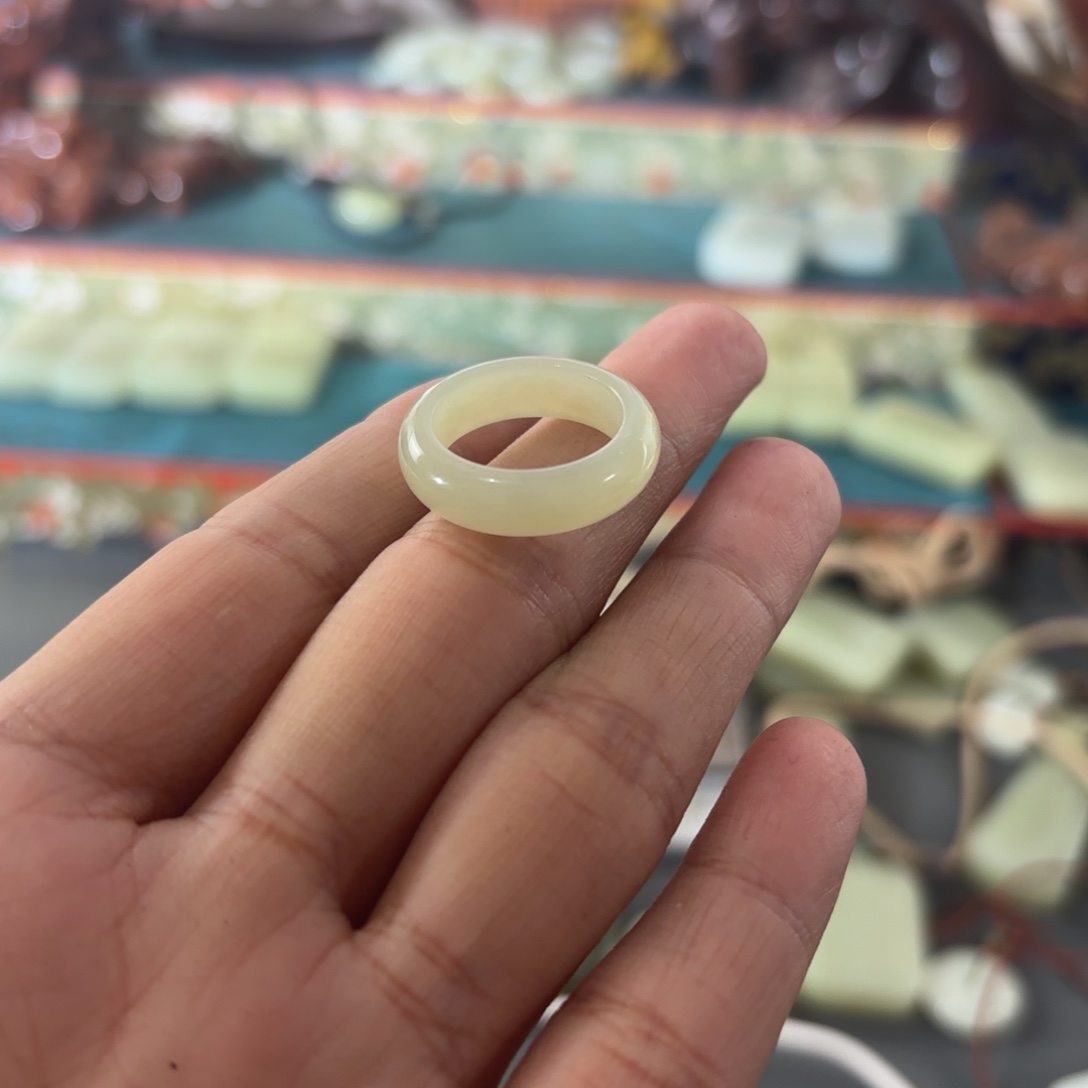 和田玉（糖玉）未镶嵌颈饰小**王