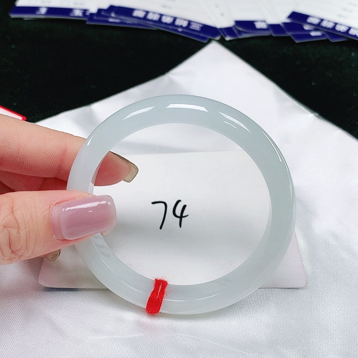 翡翠手镯未镶嵌翡翠手镯未镶嵌