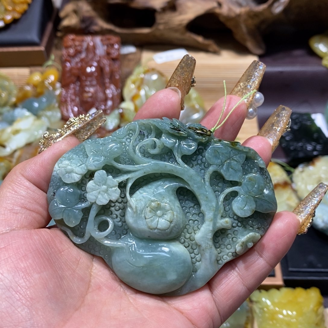 蛇纹石玉颈饰未镶嵌衣***装