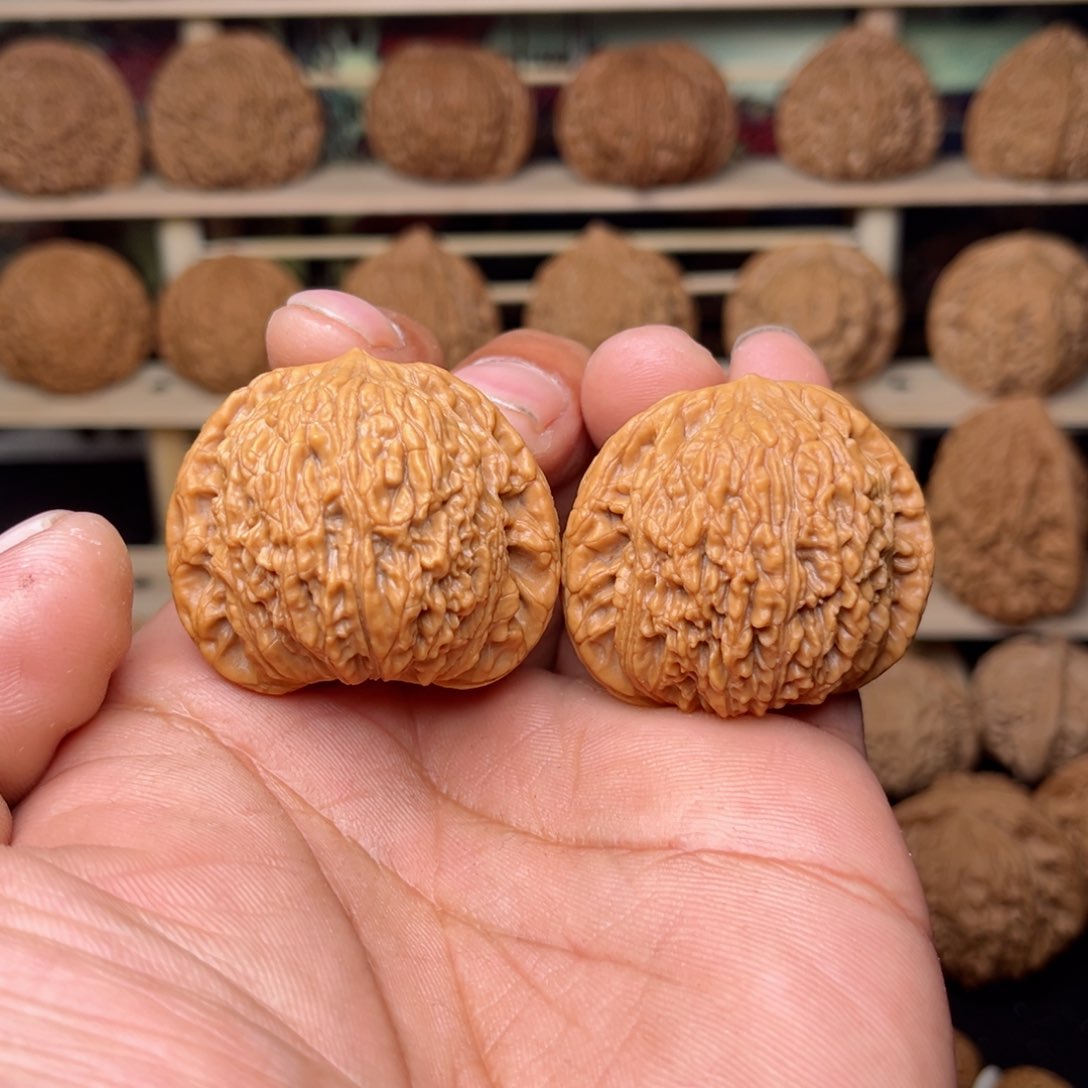 文玩核桃把件王*.文玩核桃把件39尺绣球