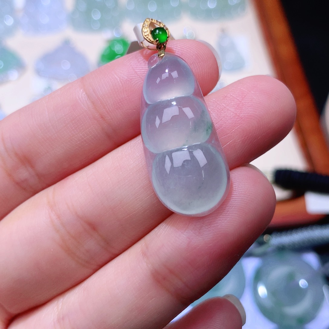 颈饰18K金镶嵌翡翠福豆