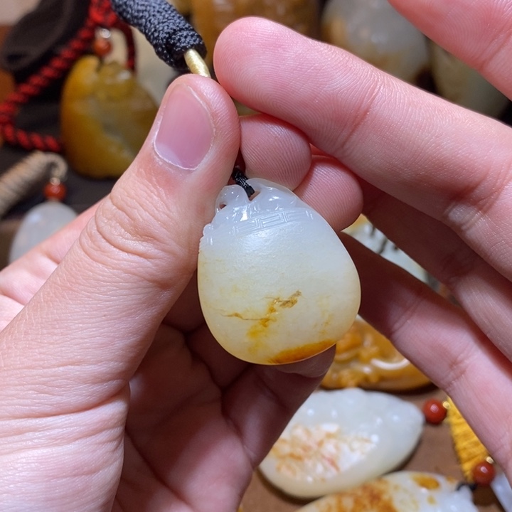 和田玉颈饰未镶嵌笑***、