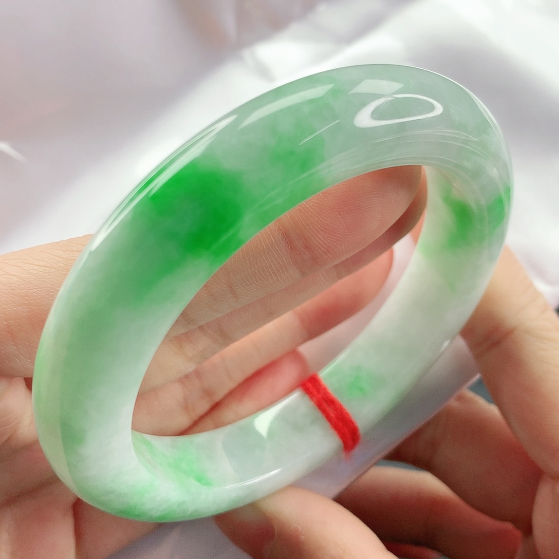 翡翠手镯未镶嵌春***草，