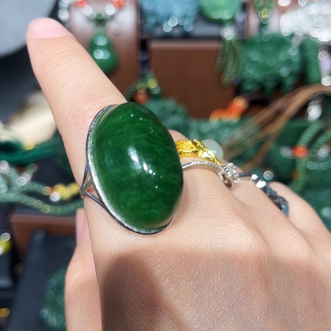 颈饰未镶嵌和田玉（糖玉）