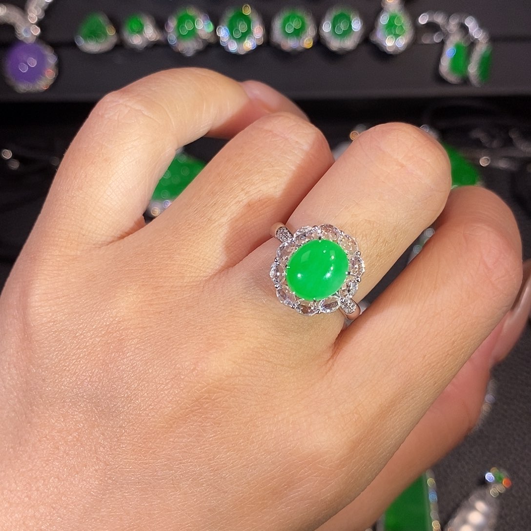 翡翠18K金镶嵌颈饰蛋面戒指