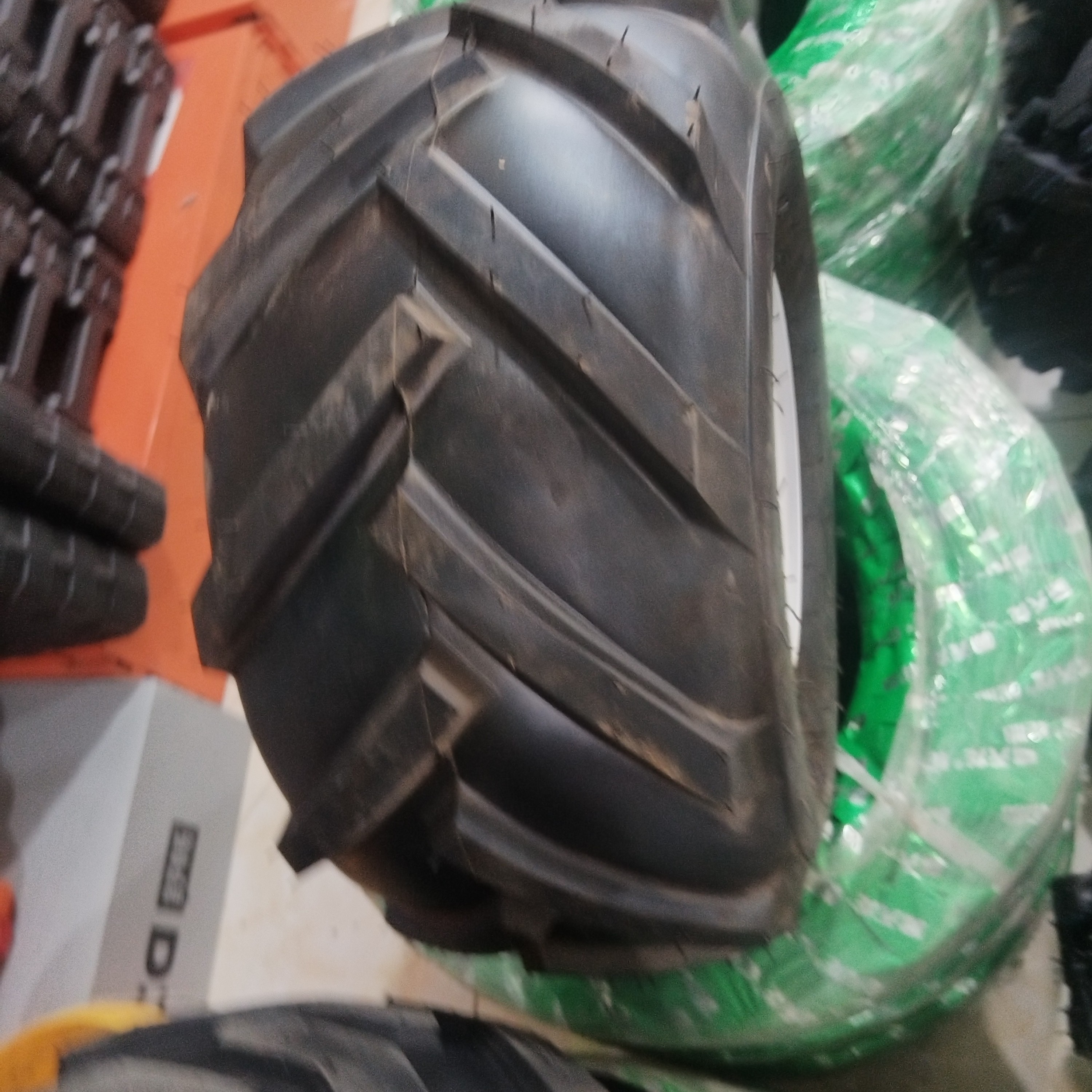 农用汽油三轮车450-12、400-12、4孔对角中10公分加宽人字轮胎，