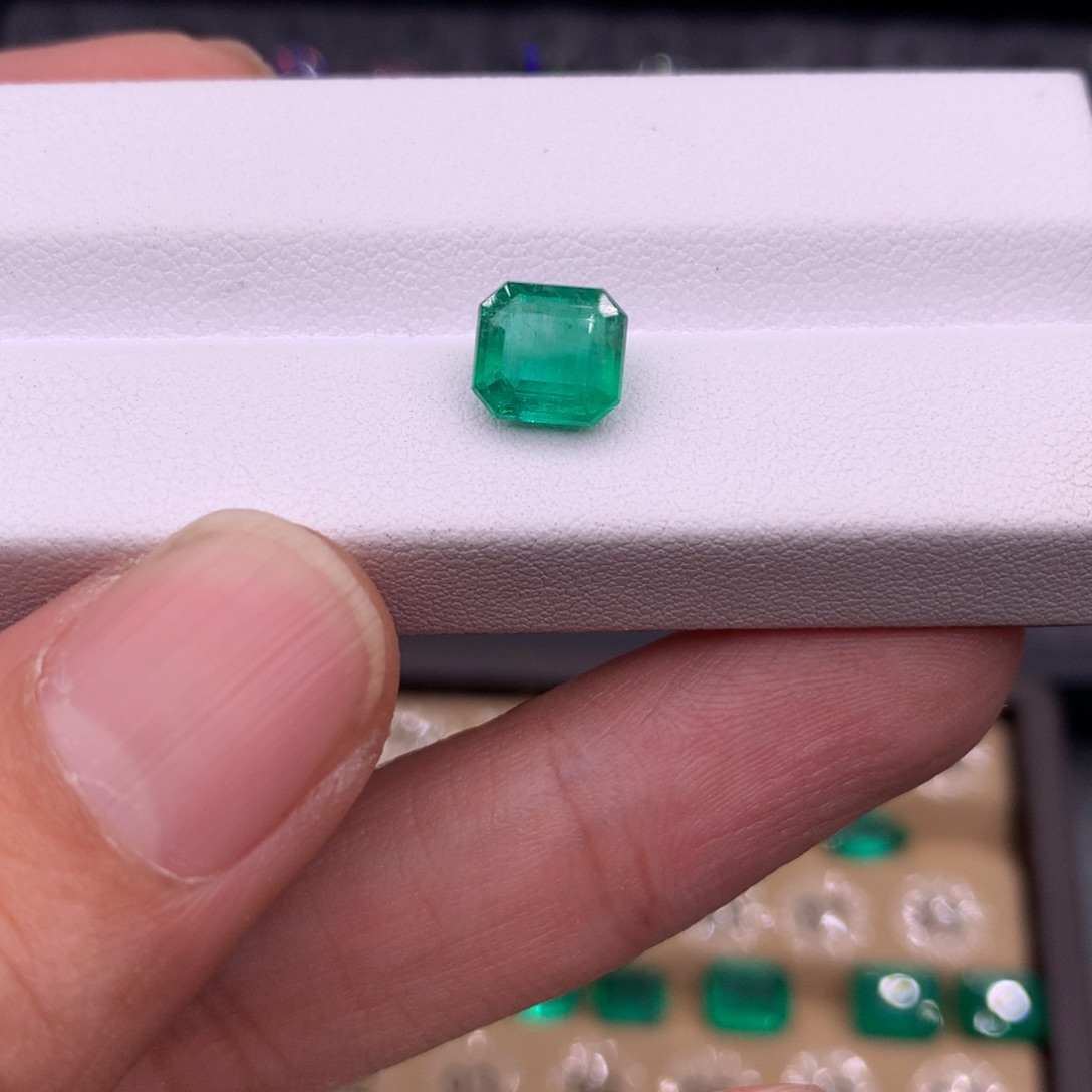 祖母绿裸石未镶嵌