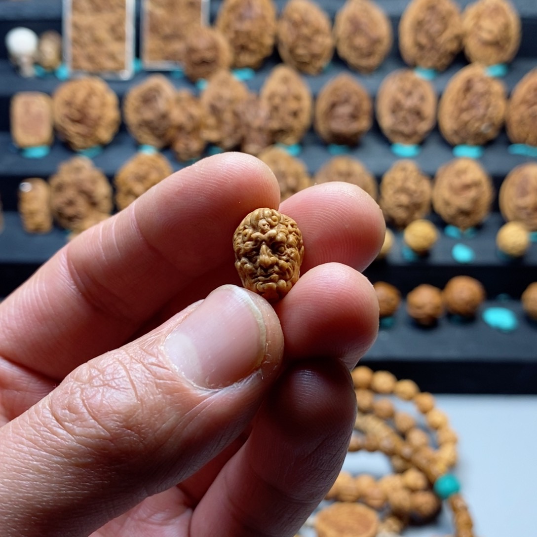 ?****。桃核雕刻应化罗汉头