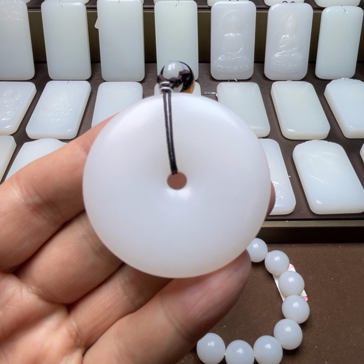 和田玉颈饰未镶嵌绿**山平安扣