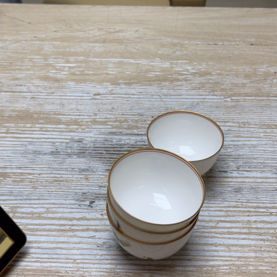 瓷片诚*贵密密麻麻地排列着一个