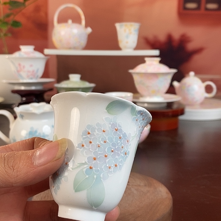 花口绣球花釉下品茗杯