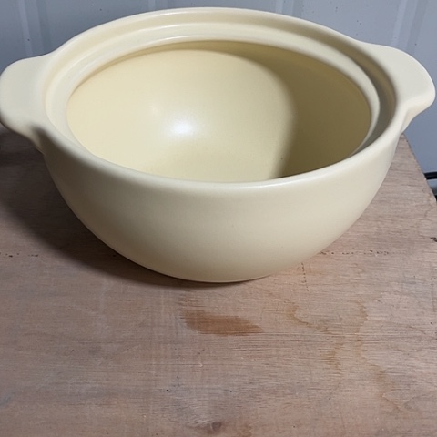 微瑕，明火，口径22，高10无盖2L奶油色