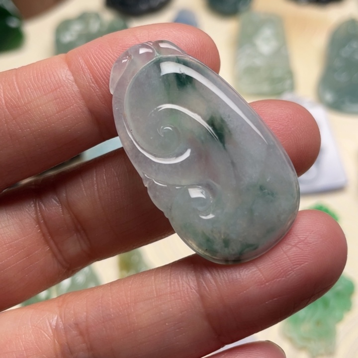 翡翠未镶嵌颈饰如意