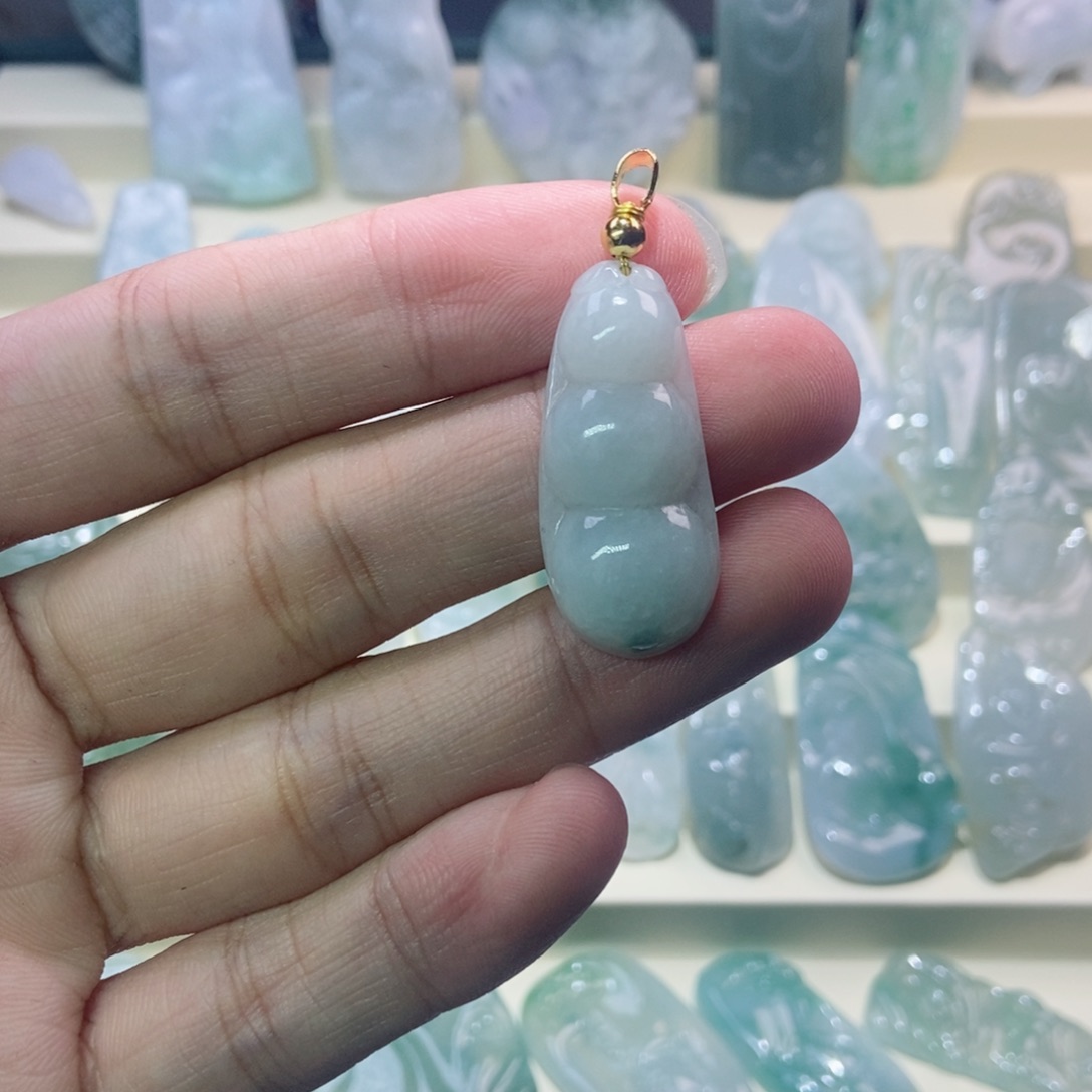 翡翠未镶嵌颈饰豆子