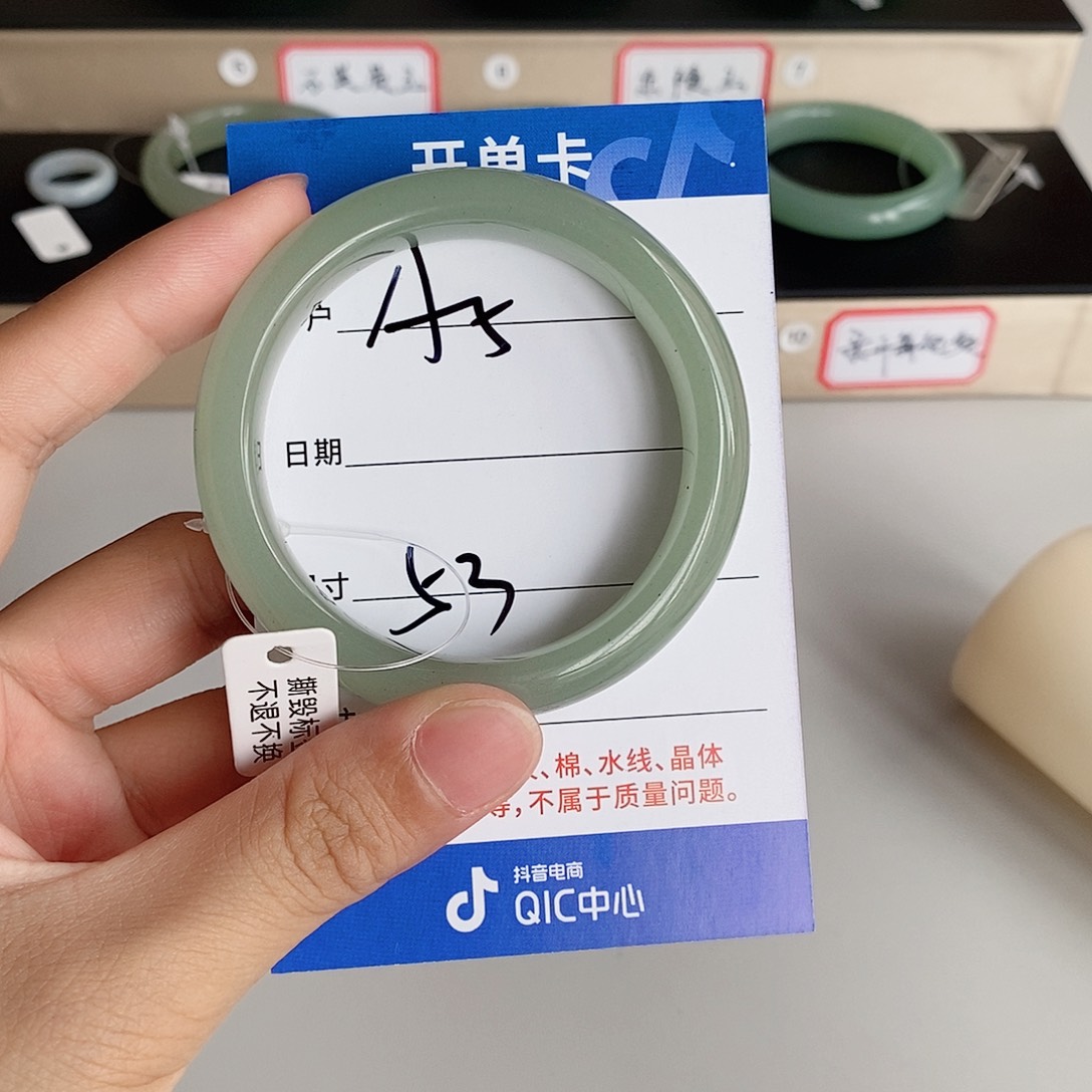 小***满石英质玉手镯未镶嵌