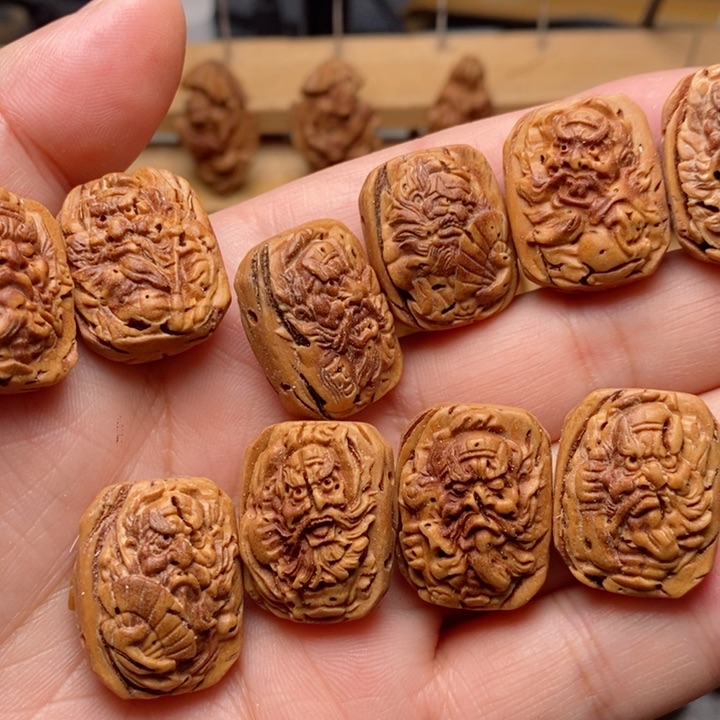 冬***…桃核雕刻钟馗手牌个别有问题