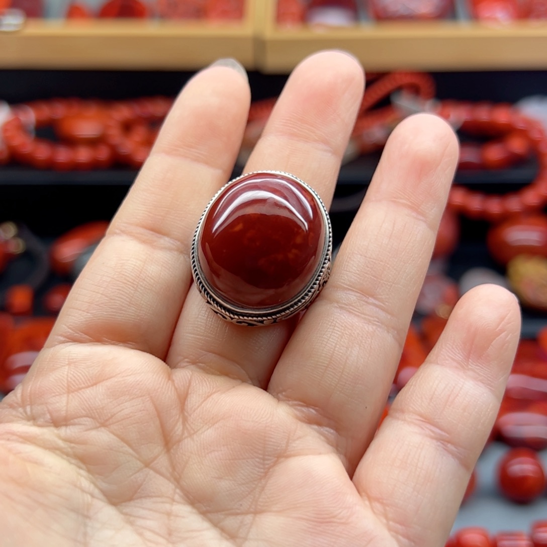 南红玛瑙配饰银S925镶嵌红**。