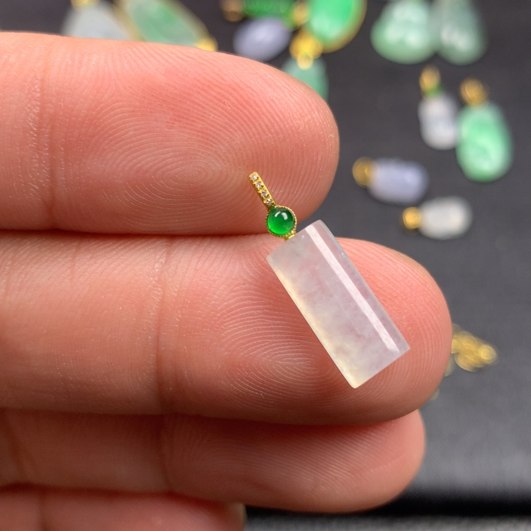 【闪购商品】颈饰18K金镶嵌翡翠小**迷翡翠