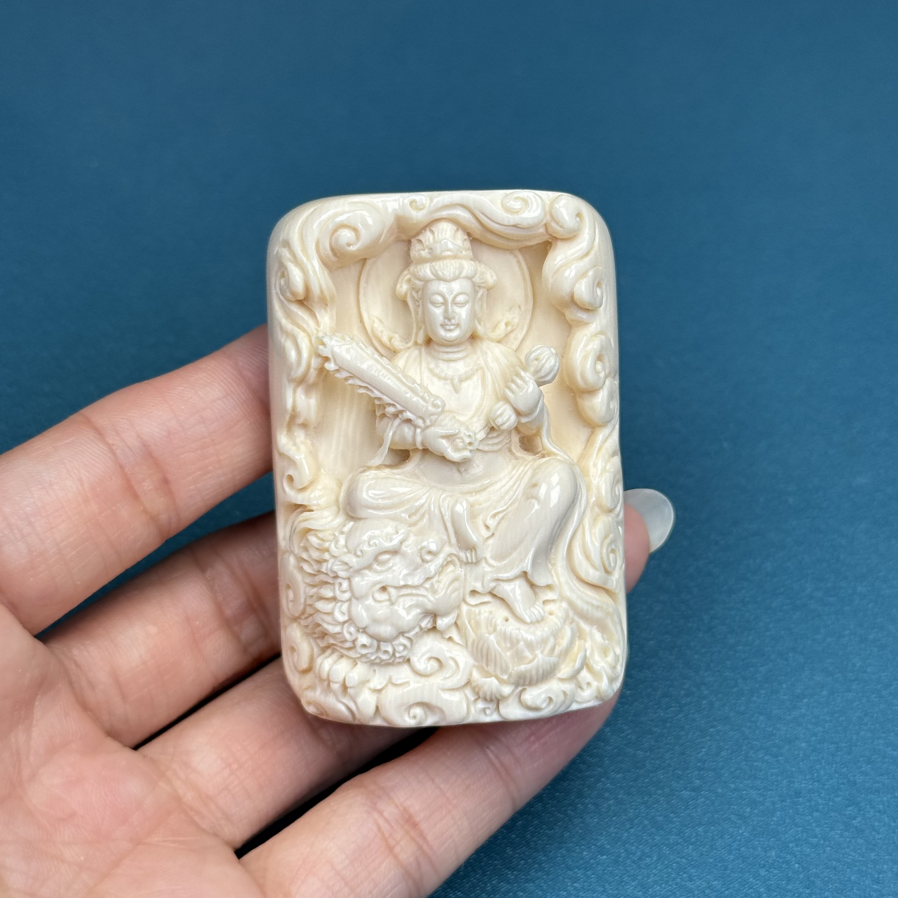 K9754天然猛犸牙雕刻文殊菩萨38x56x21mm 56克【京派大师-青松】