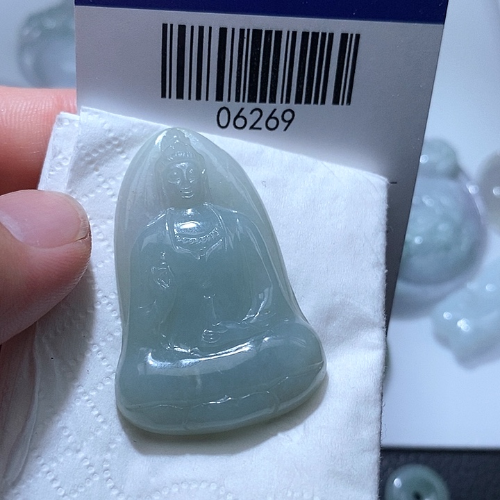 翡翠未镶嵌颈饰时