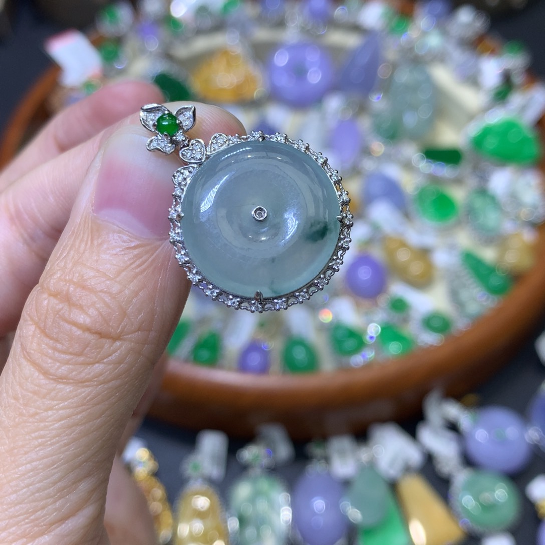 颈饰18K金镶嵌翡翠