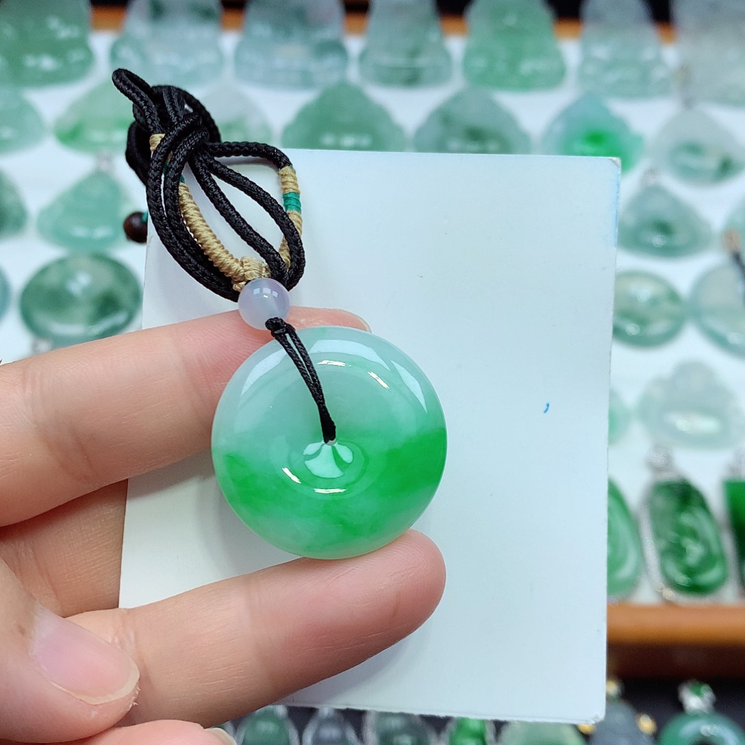 翡翠颈饰未镶嵌平安扣