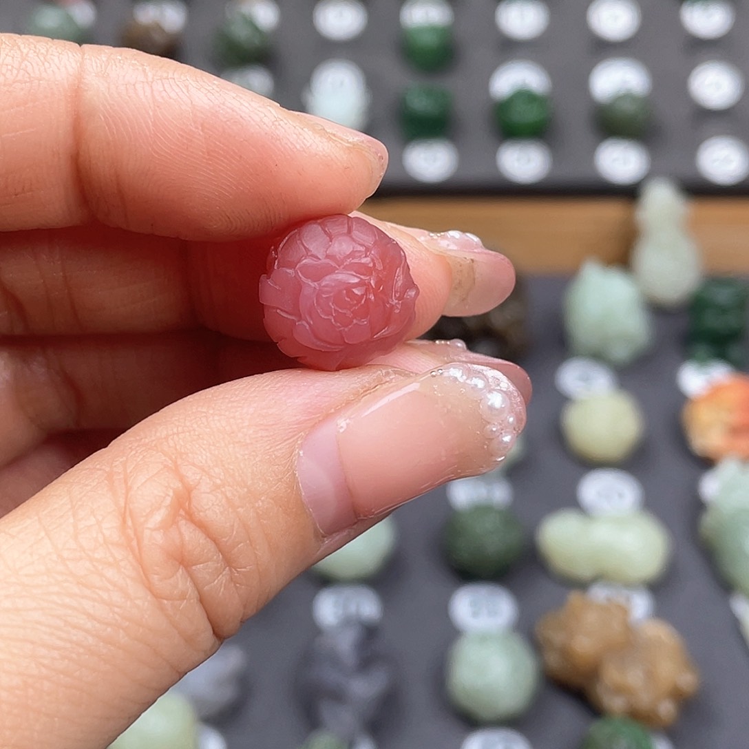 石英质玉颈饰合金小****桃玛瑙牡丹花珠子定制