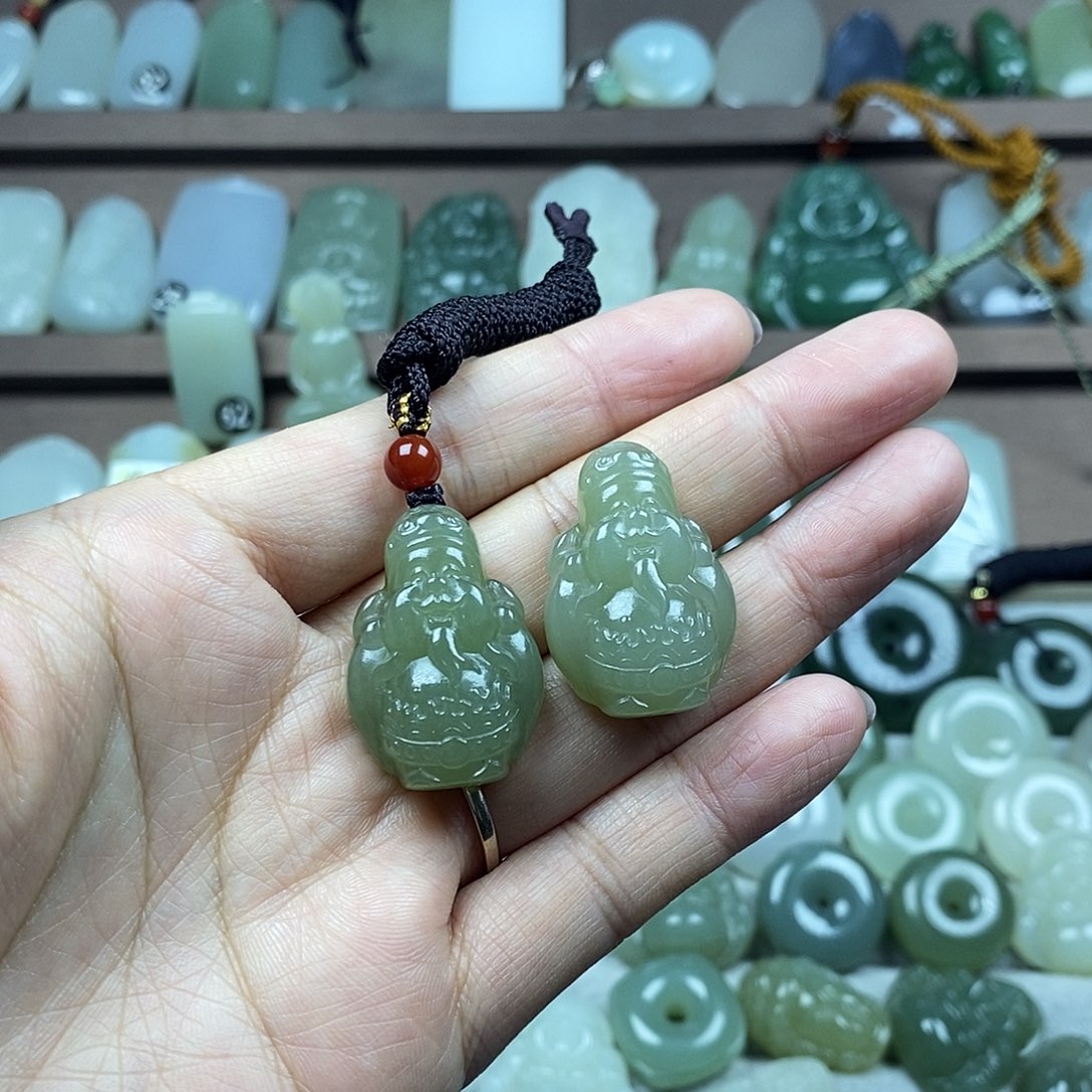 和田玉未镶嵌颈饰财神多样性发1件