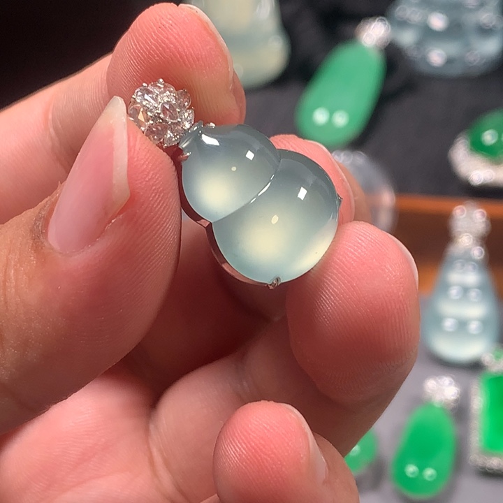 翡翠18K金镶嵌颈饰冰蓝底肥葫芦