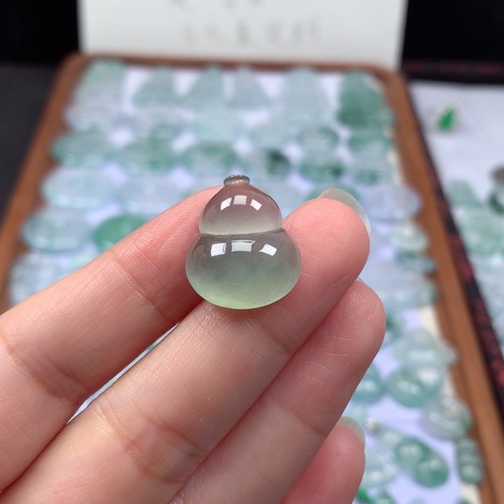 颈饰未镶嵌翡翠冰种晴底葫芦