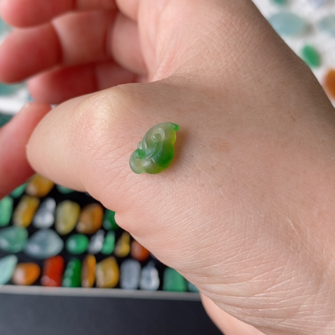 定制翡翠未镶嵌如意