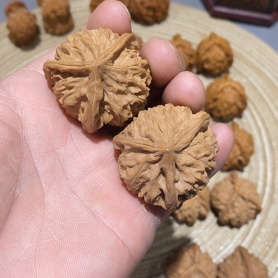 桃木文玩麻核桃三棱
