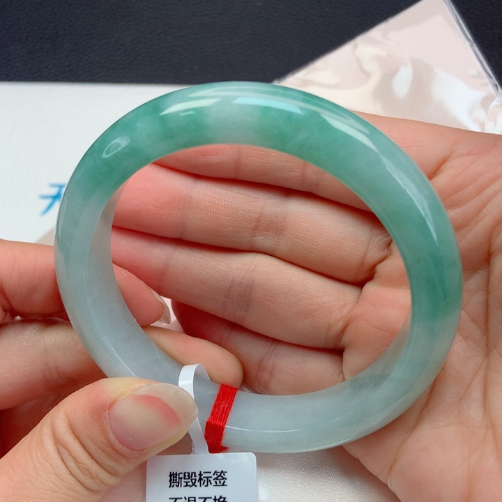翡翠手镯未镶嵌60圈