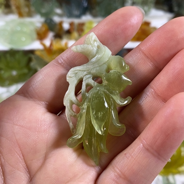 蛇纹石玉未镶嵌颈饰