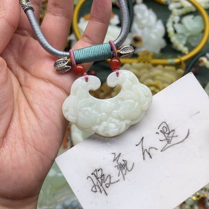 蛇纹石玉吊坠合金