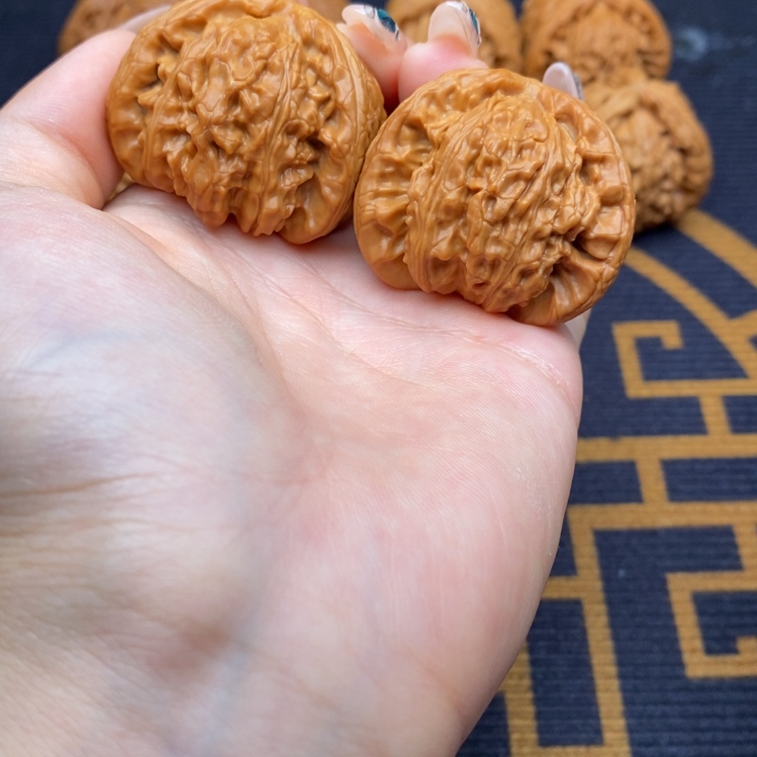 L***i文玩核桃吊坠白狮子