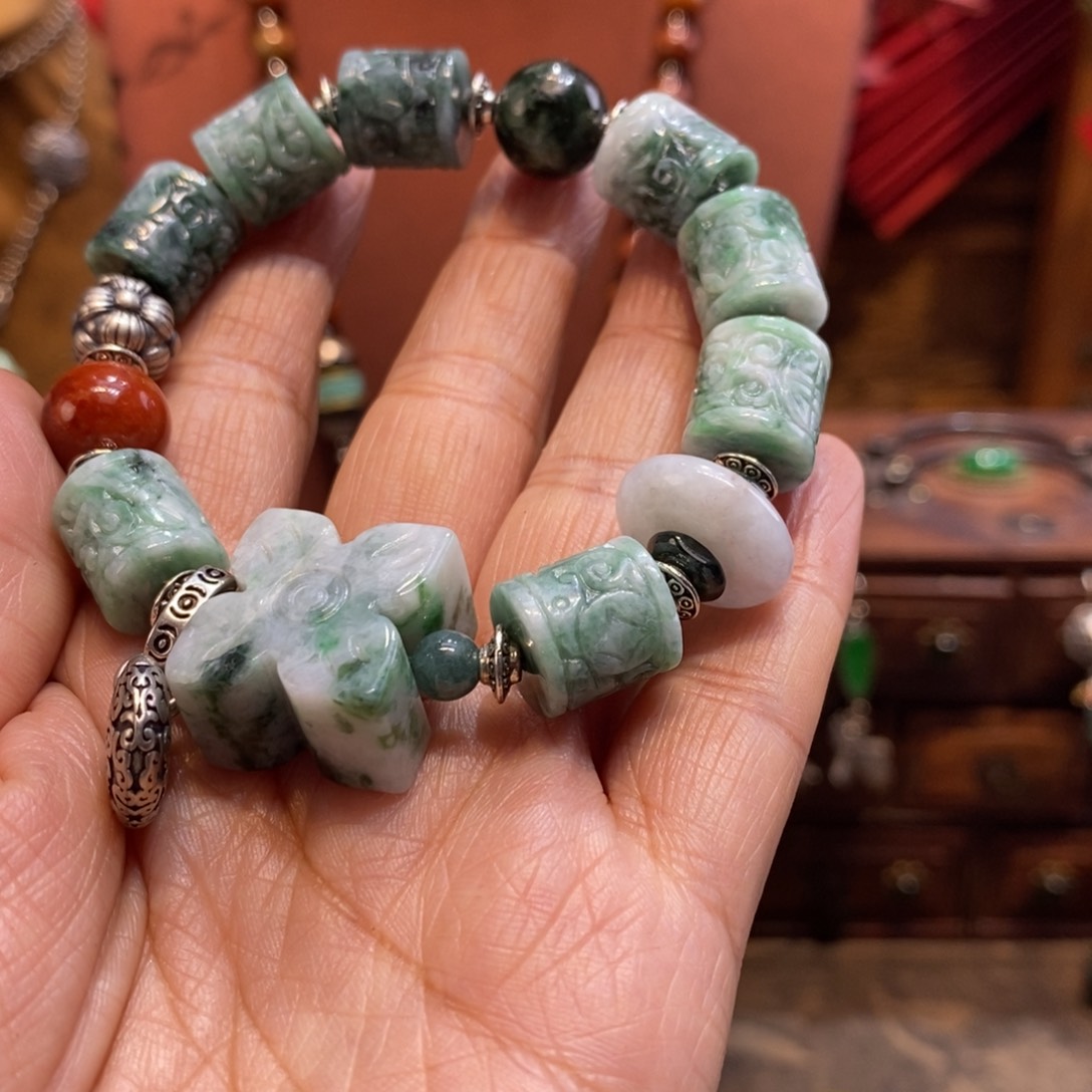 翡翠吊坠(赠链)未镶嵌