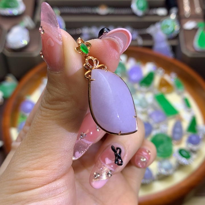 翡翠颈饰18K金镶嵌翡翠吊坠