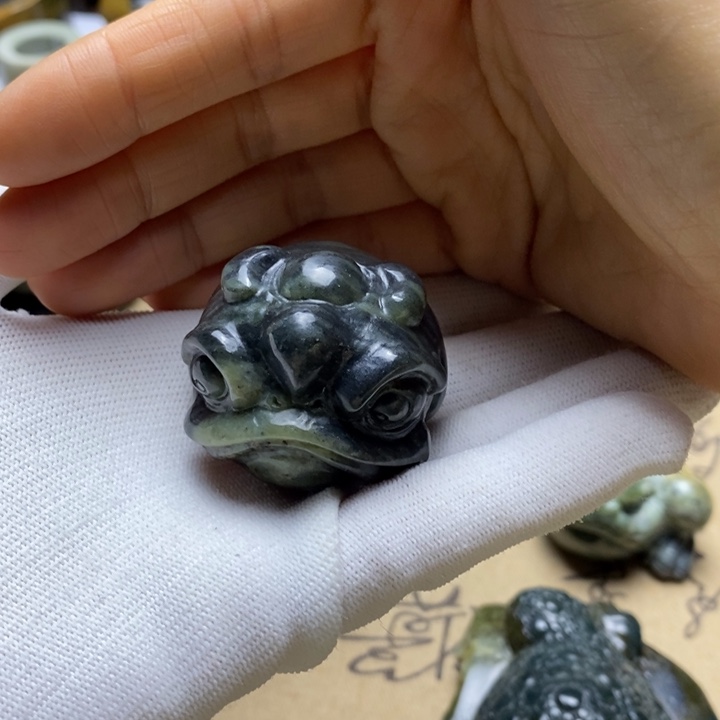 岫岩河磨玉（透闪石质玉）挂件未镶嵌斜**影