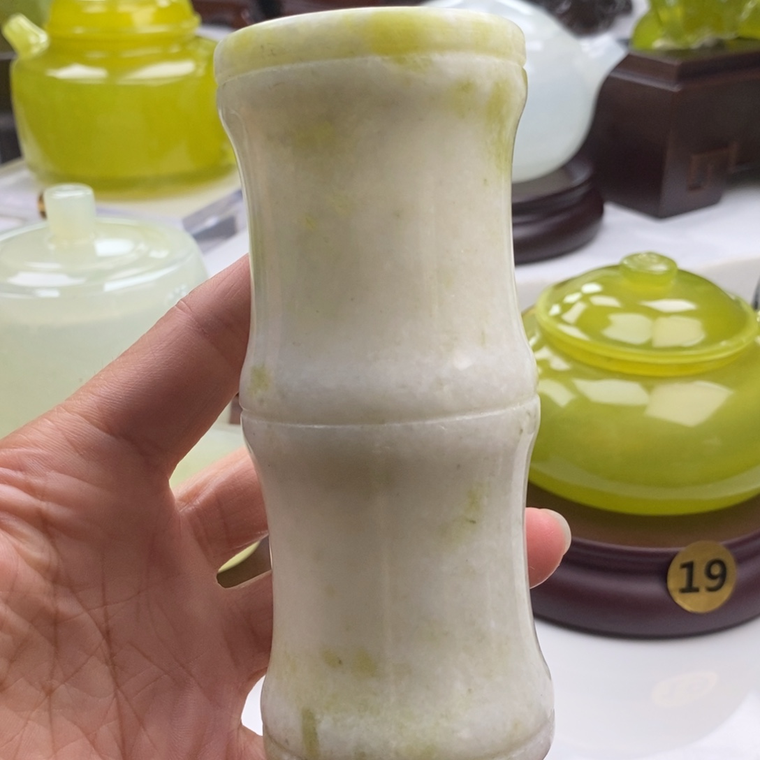 岫玉未镶嵌四大名玉笔筒