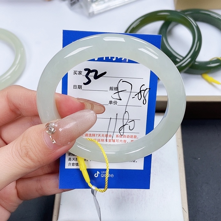 和田玉手镯未镶嵌