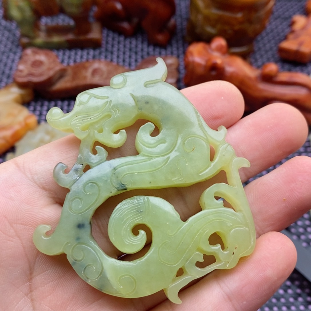 蛇纹石玉颈饰未镶嵌